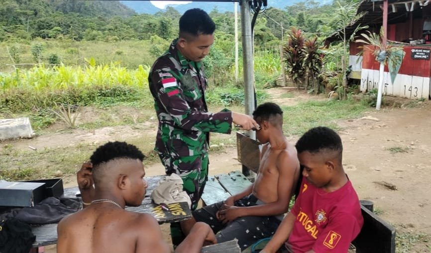 Satgas Yonif 143/TWEJ Dikerumuni Anak-Anak di Pedalaman Papua, Begini Kejadiannya