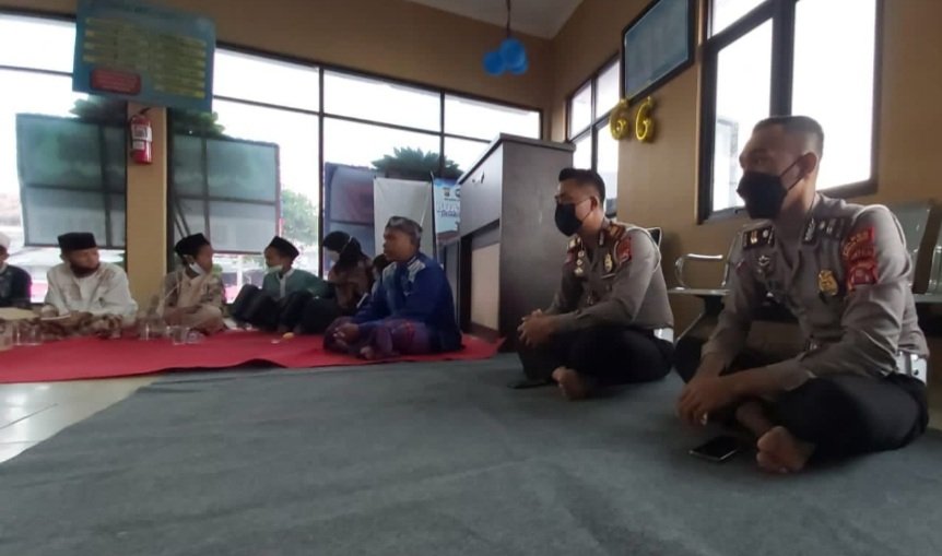 Satlantas Polres Serang Bagikan Santunan Anak Yatim di HUT Lalu Lintas Bhayangkara ke-66