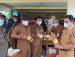 Ratusan Warga Serbu Minyak dan Gula Murah