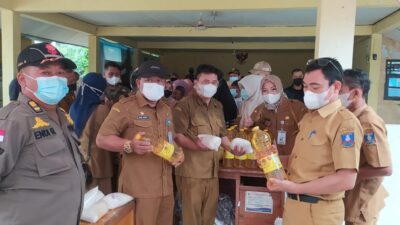 Ratusan Warga Serbu Minyak dan Gula Murah