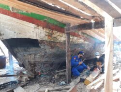 Sat Polair Polres Pandeglang Bantu Nelayan Bangun Kapal