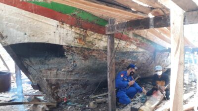 Sat Polair Polres Pandeglang Bantu Nelayan Bangun Kapal