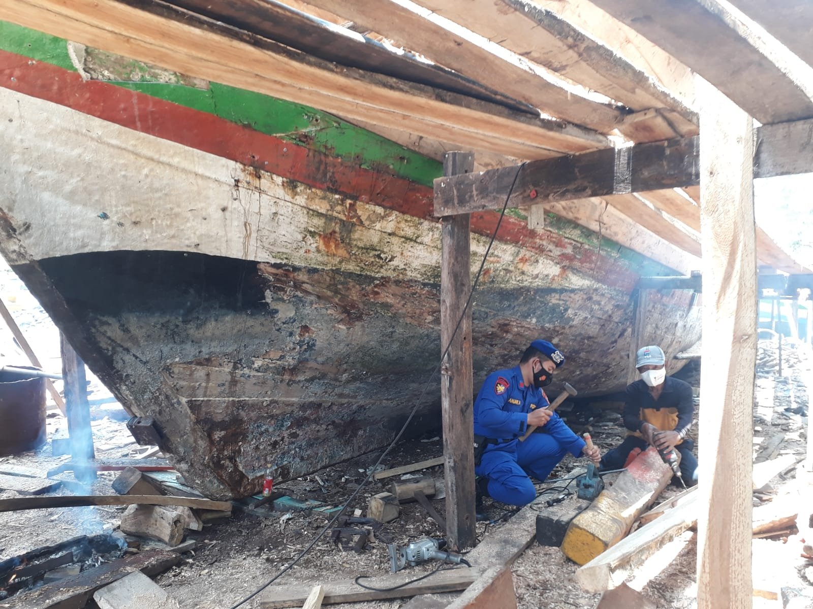 Sat Polair Polres Pandeglang Bantu Nelayan Bangun Kapal