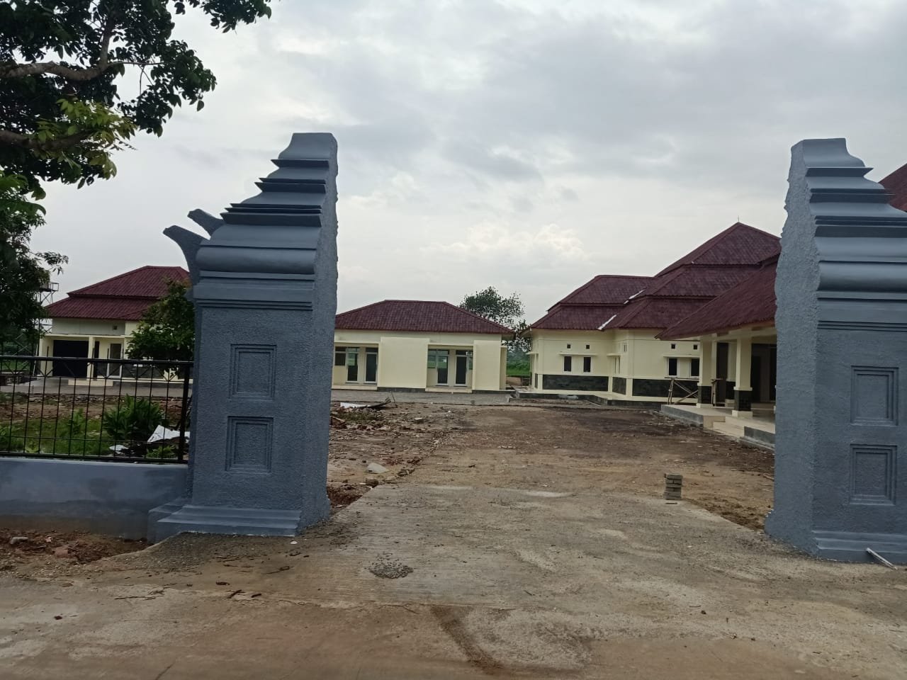 Pembangunan Gedung Kantor Kecamatan Bandung Kabupaten Serang Diduga Terlambat Tanpa Denda