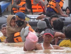 Brimob SAR Evakuasi Korban Banjir di Pamanukan