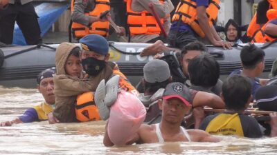 Brimob SAR Evakuasi Korban Banjir di Pamanukan