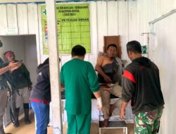 Anggota Koramil Beoga Evakuasi Karyawan Proyek Puskesmas Jambul