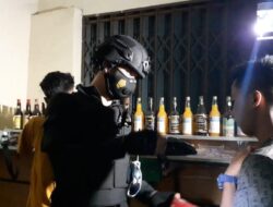 Tim Macan Satsamapta Amankan Puluhan Botol Miras di Toko Jamu Serang