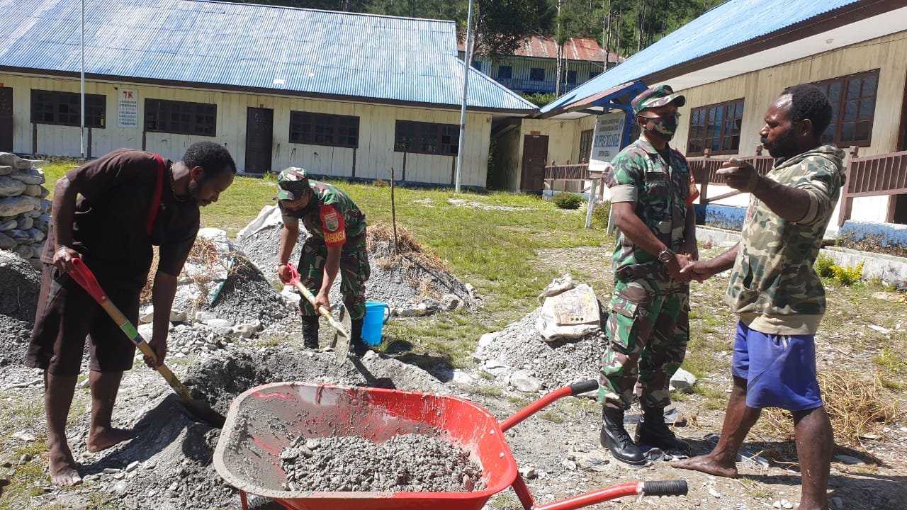 Babinsa Koramil Beoga Bantu Masyarakat Bangun Gedung SMPN 1 Beoga