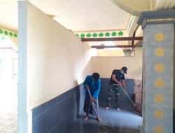 Personel Satgas Yonif 642 Bersama Warga Bersihkan Masjid untuk Kenyamanan Ibadah Ramadhan