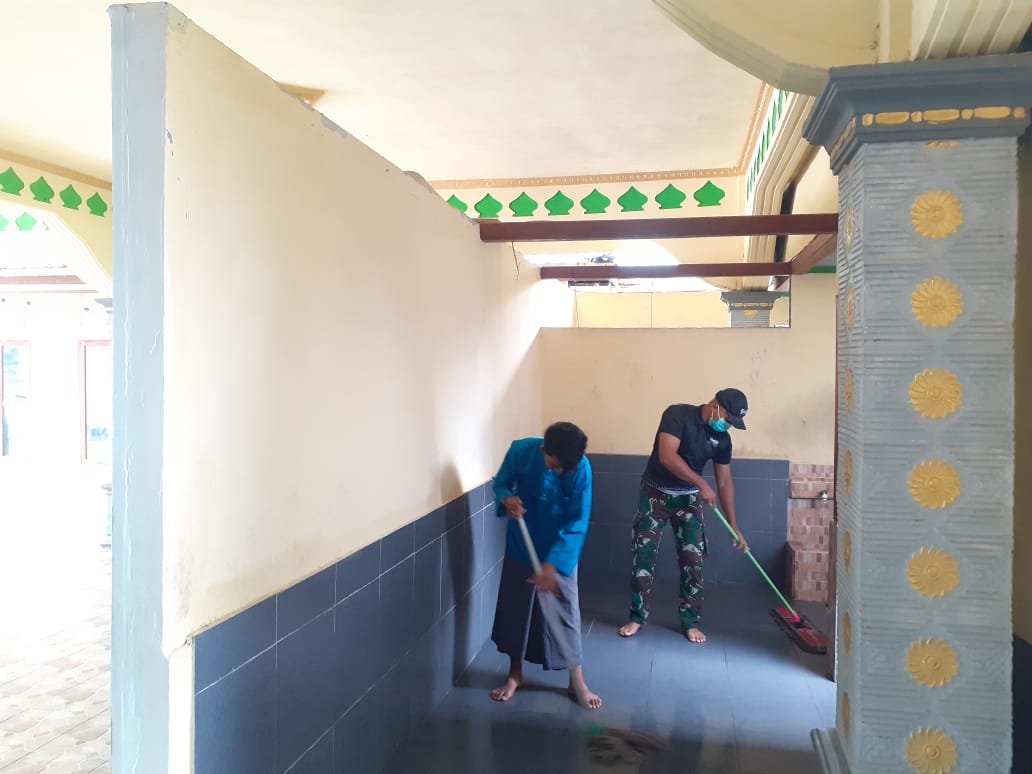 Personel Satgas Yonif 642 Bersama Warga Bersihkan Masjid untuk Kenyamanan Ibadah Ramadhan