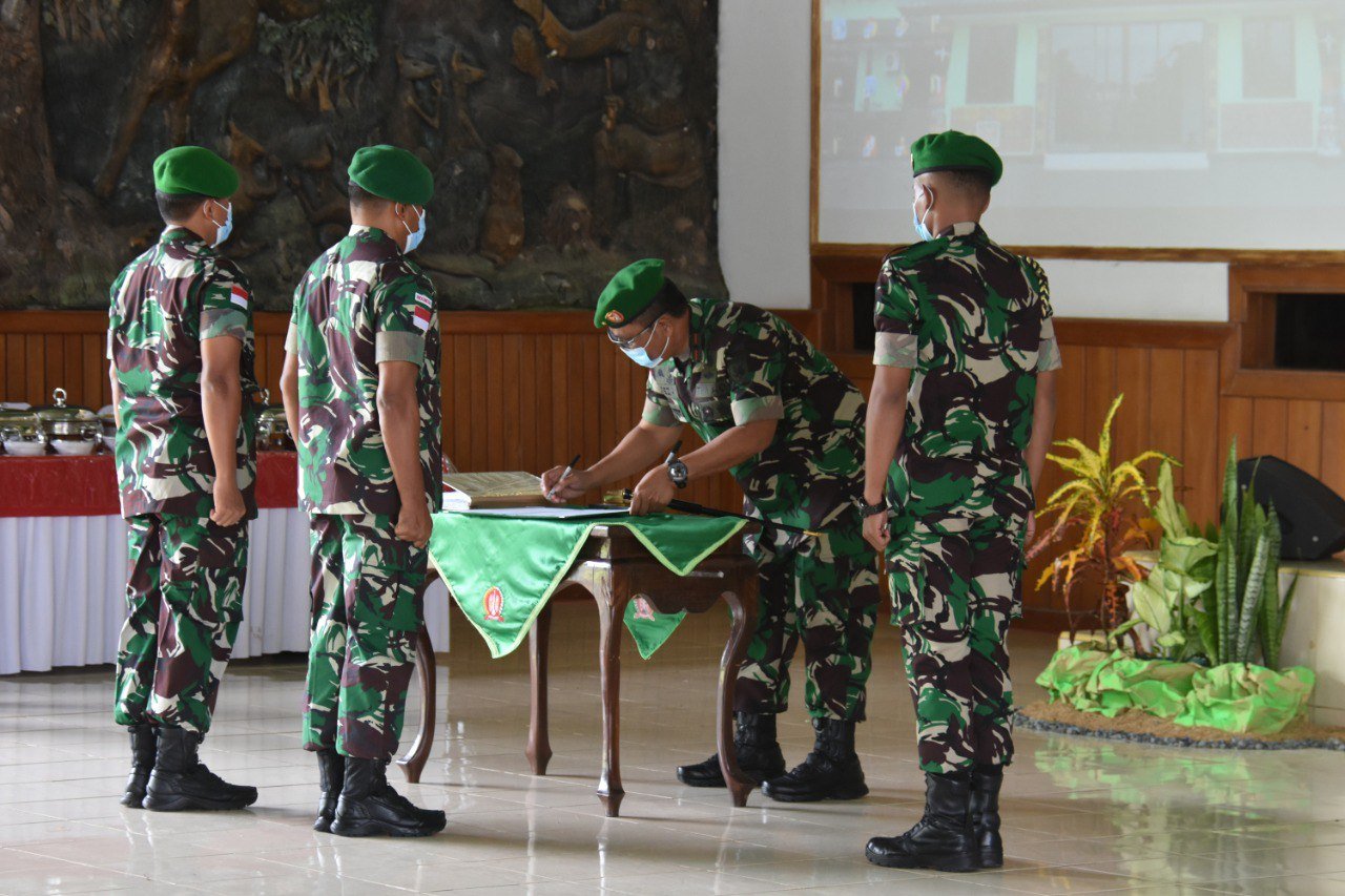 Danrem 174/ATW Sematkan Tanda Jabatan Kasrem dan Kasiren Baru