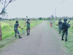 Satgas Pamtas Yonif 125 dan Warga Toray Gotong Royong Bersihkan Jalan