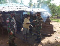 Yonif 125/Simbisa Bagikan Bingkisan Natal untuk Warga Perbatasan