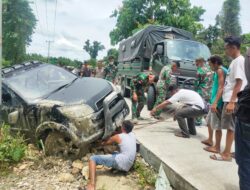 Satgas Pamtas Yonif 131/Brs Evakuasi Mobil Warga Terguling