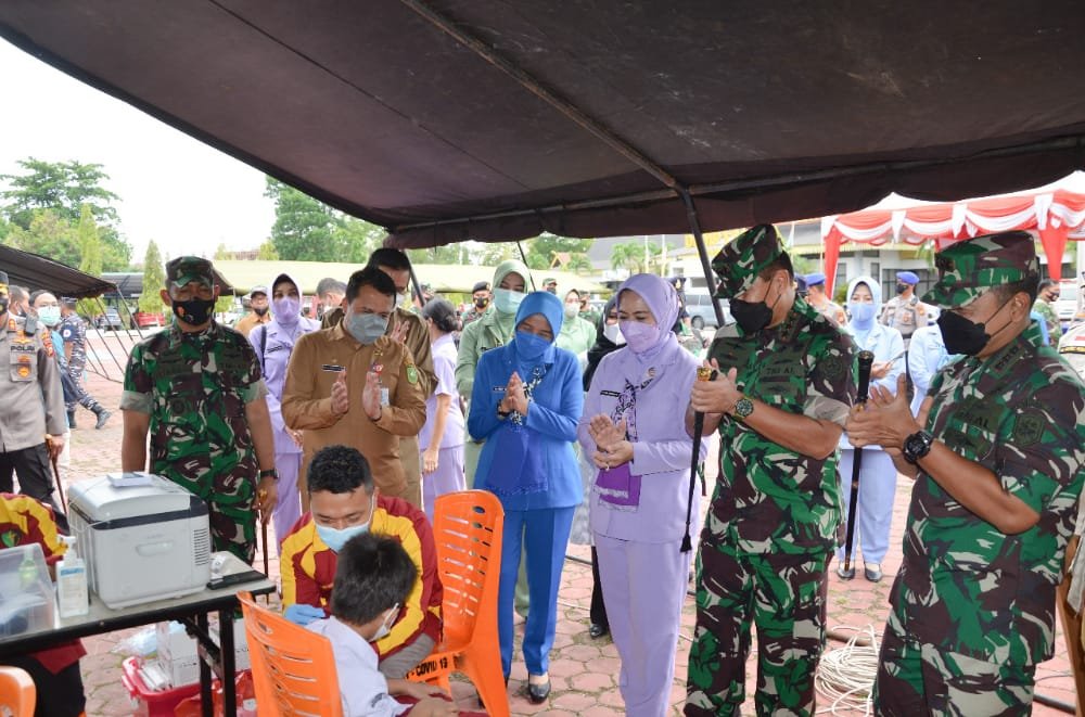 Kogabwilhan I Gelar Serbuan Vaksinasi dan Bakti Sosial di Dumai