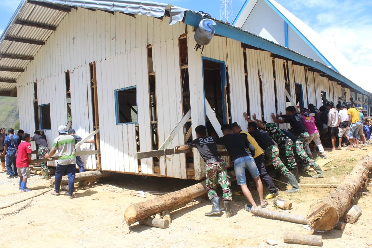 Satgas Yonif Mekanis 203/AK, Koramil Tiom dan Polres Lanny Jaya Gelar Karya Bhakti Bersama Jemaat GKI Betel