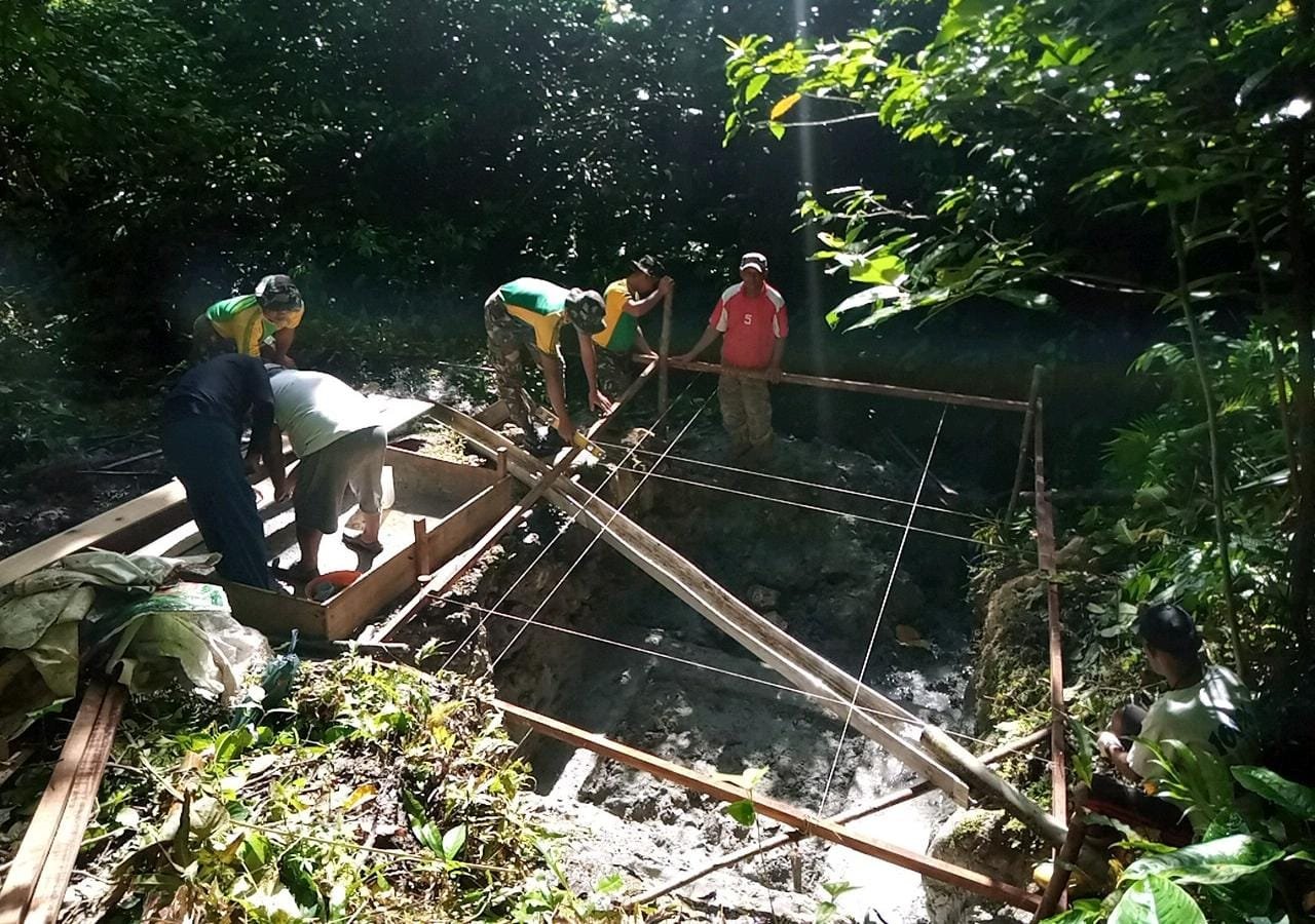 Yonarmed 1 Kostrad Bangun Bak Penampungan Air untuk Warga Negeri Tuhaha