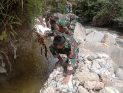 Bersama Warga dan Santri, Satgas Yonif RK 751/VJS Perbaiki Irigasi Rusak akibat Banjir