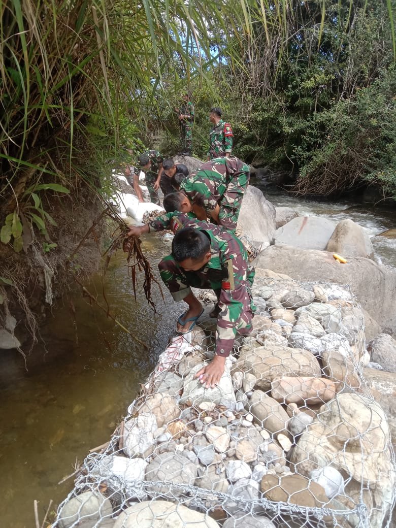 Bersama Warga dan Santri, Satgas Yonif RK 751/VJS Perbaiki Irigasi Rusak akibat Banjir