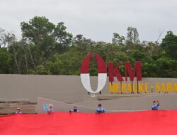 Danrem 174 Merauke Bentangkan Bendera Merah Putih Raksasa di Titik Nol KM Sota