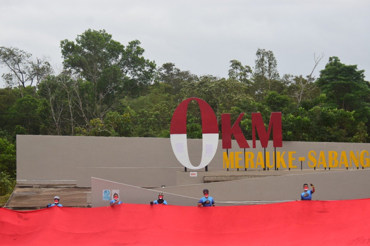 Danrem 174 Merauke Bentangkan Bendera Merah Putih Raksasa di Titik Nol KM Sota