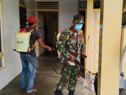 TNI-Polri Kompak Semprotkan Disinfektan Ciptakan Suasana Aman dari Covid