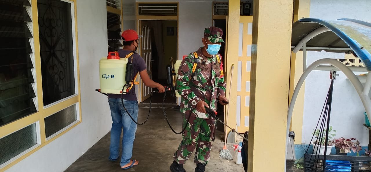 TNI-Polri Kompak Semprotkan Disinfektan Ciptakan Suasana Aman dari Covid