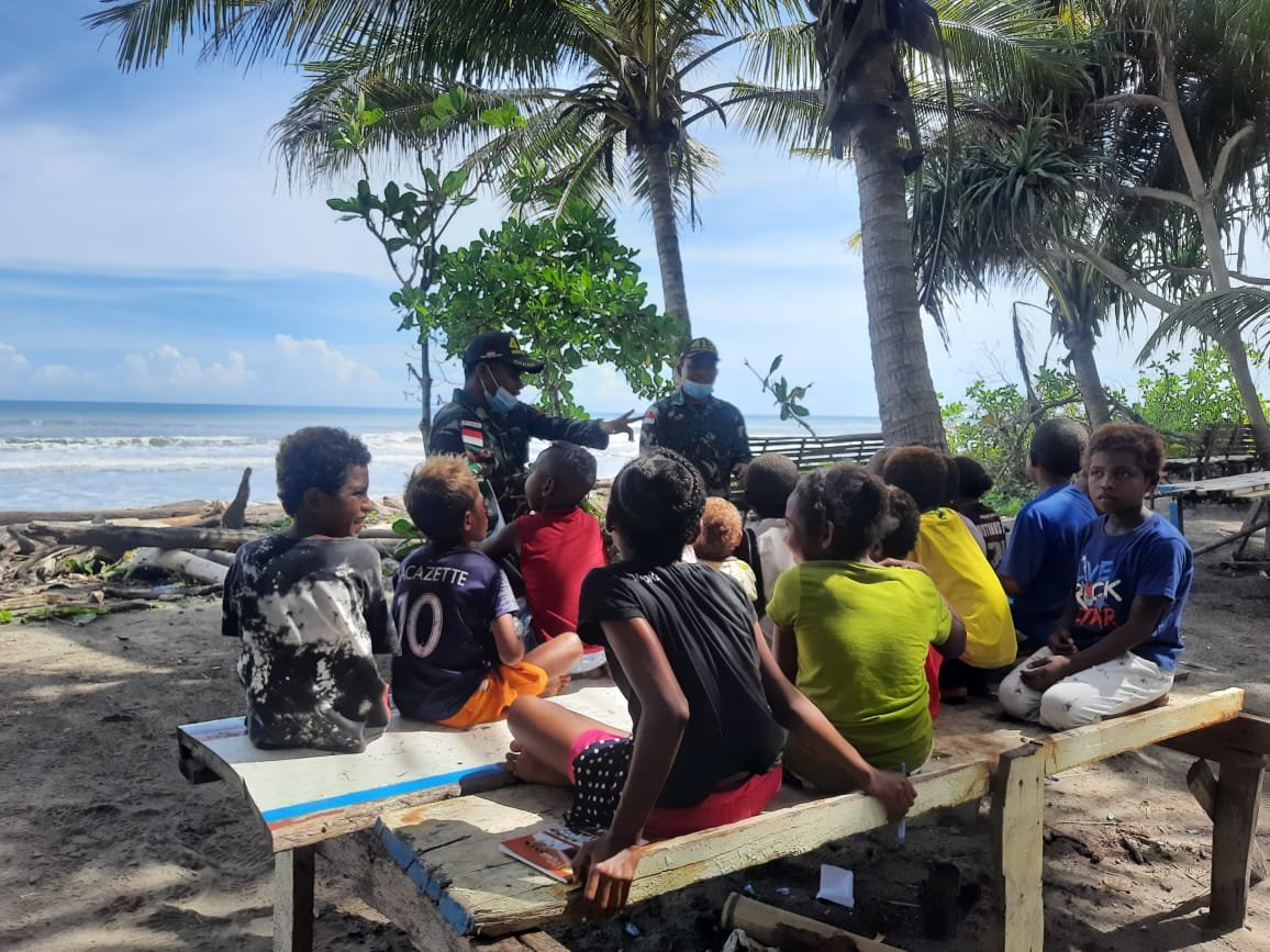 Satgas Yonif MR 413 Kostrad Beri Wawasan Kebangsaan Unik untuk Anak Perbatasan RI-PNG