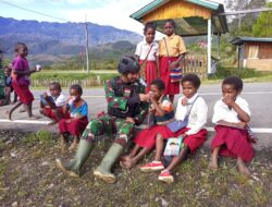 Personel Satgas Yonif Raider 321 Kostrad Bagikan Susu untuk Gizi Pelajar