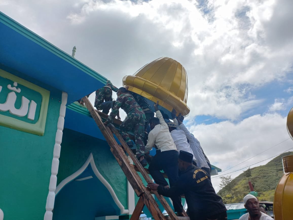 Satgas Pamrahwan Yonif RK 751/VJS Bersama Warga Pasang Kubah Masjid