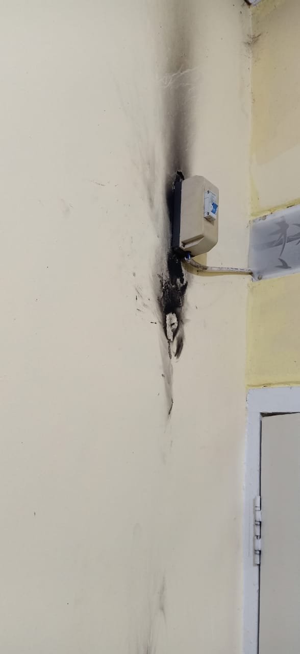 Instalasi Listrik Tak Layak, Rumah Warga Caringin Labuan Hampir Terbakar