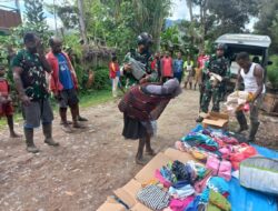 Satgas Pamrahwan Yonif RK 751/VJS Bagikan Baju Baru dan Layak Pakai di Pergantian Tahun