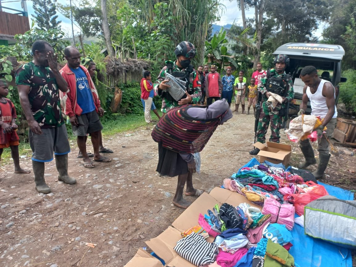 Satgas Pamrahwan Yonif RK 751/VJS Bagikan Baju Baru dan Layak Pakai di Pergantian Tahun