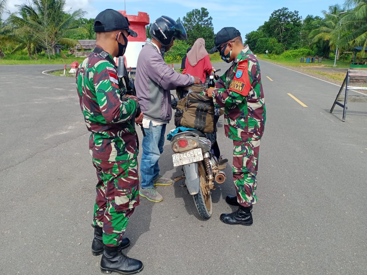 Satgas Pamtas Yonif 642/Kapuas Lakukan Sweeping Pengamanan di Perbatasan