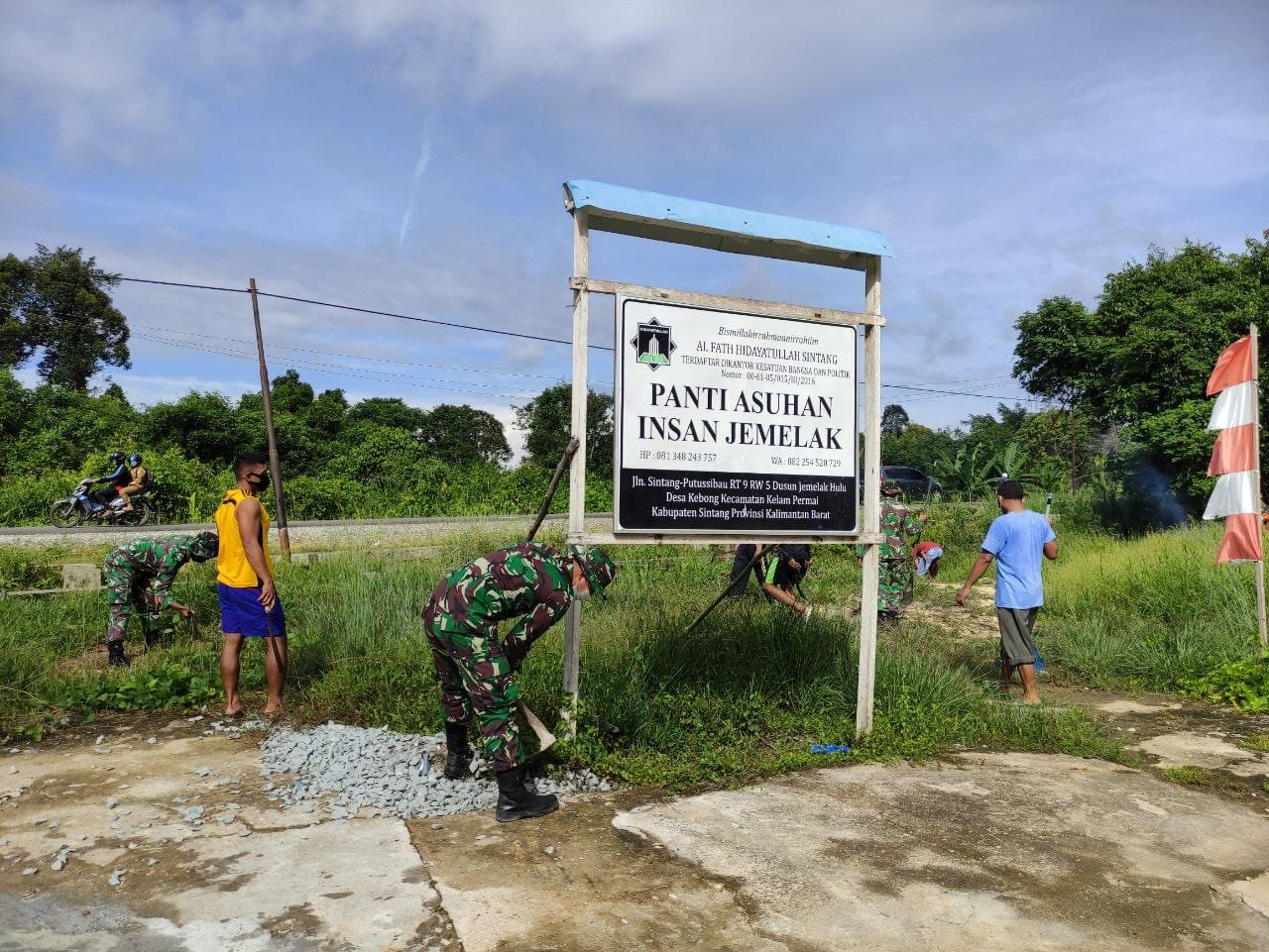 Personel Yonif 642/Kapuas Adakan Karya Bakti di Panti Asuhan