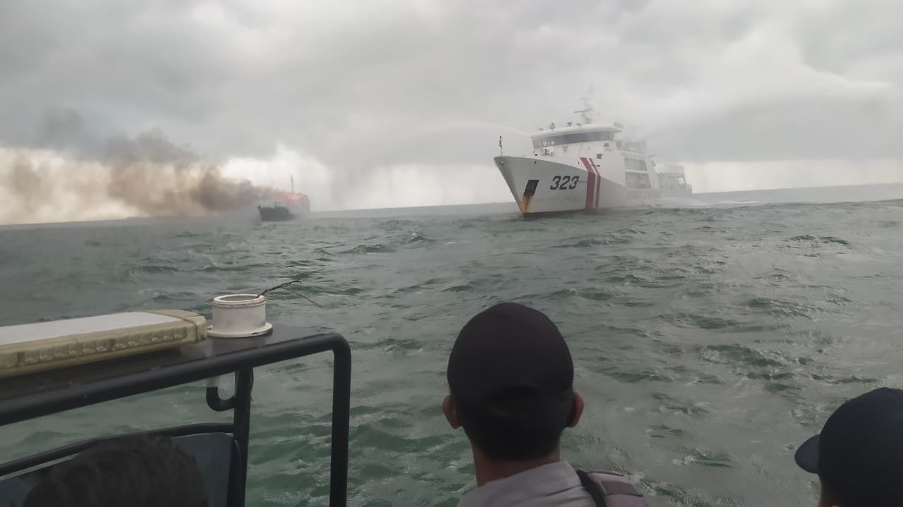KN Pulau Dana-323 Bakamla RI Padamkan Kapal Terbakar di Perairan Karimun