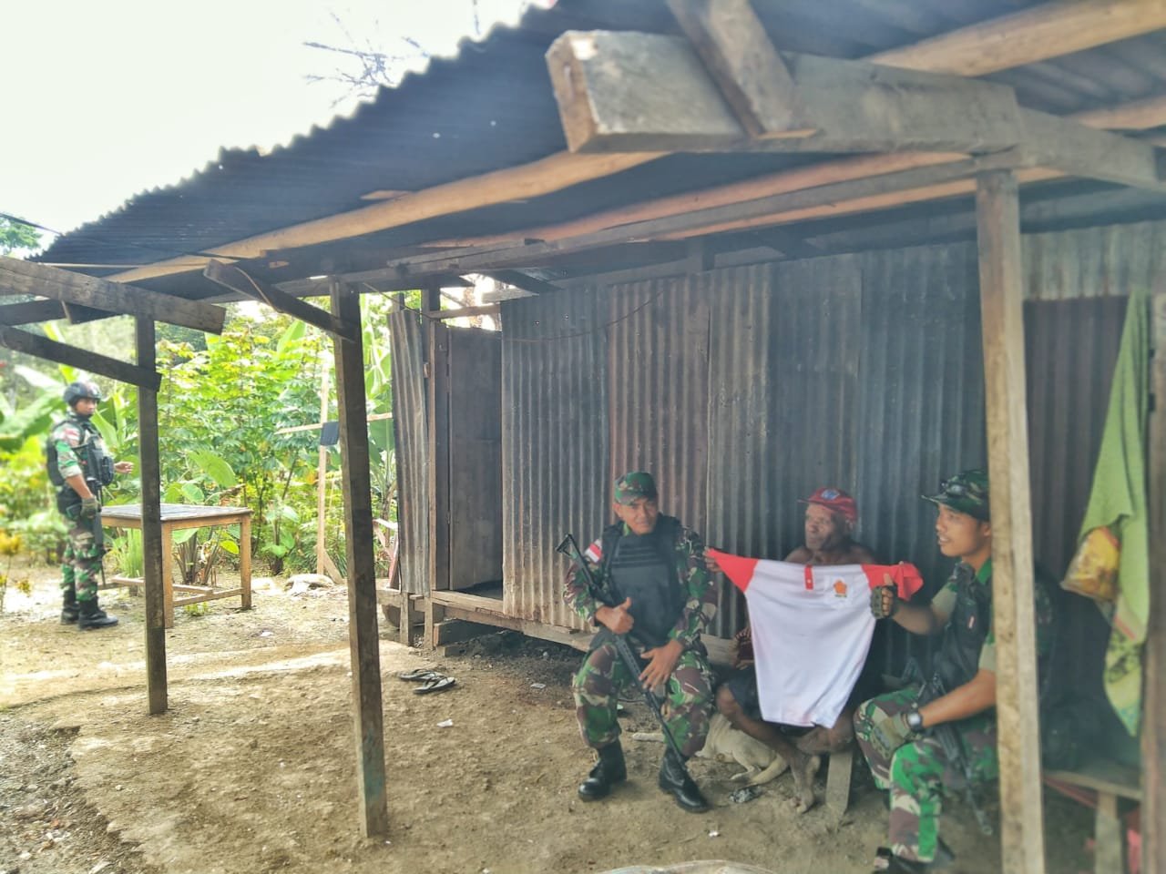 Prajurit Yonif 126/KC Jalin Kasih di Rumah Warga Perbatasan