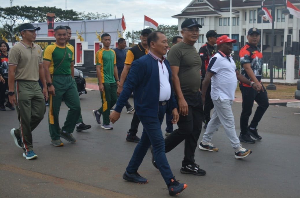 Danrem 174/ATW Wujudkan Sinergitas TNI-Polri dengan Jalan Santai dan Senam Bersama