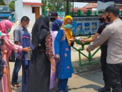 Polsek Kasemen Himbau Prokes saat Berkunjung ke Wisata Religi Banten Lama