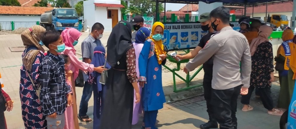 Polsek Kasemen Himbau Prokes saat Berkunjung ke Wisata Religi Banten Lama
