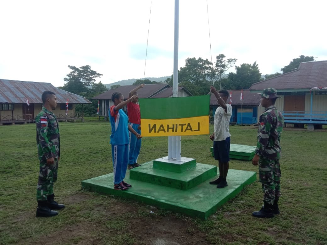 Jelang HUT RI ke-77, Satgas Yonif 126/KC Latih Siswa Perbatasan Jadi Paskibra