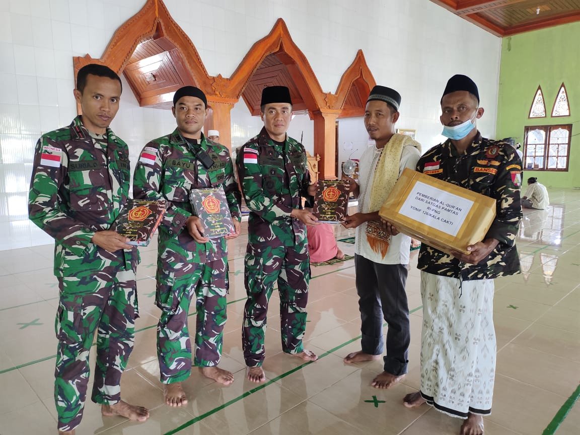 Satgas Pamtas Yonif 126/KC Bagikan Alquran untuk Muslim di Perbatasan Papua