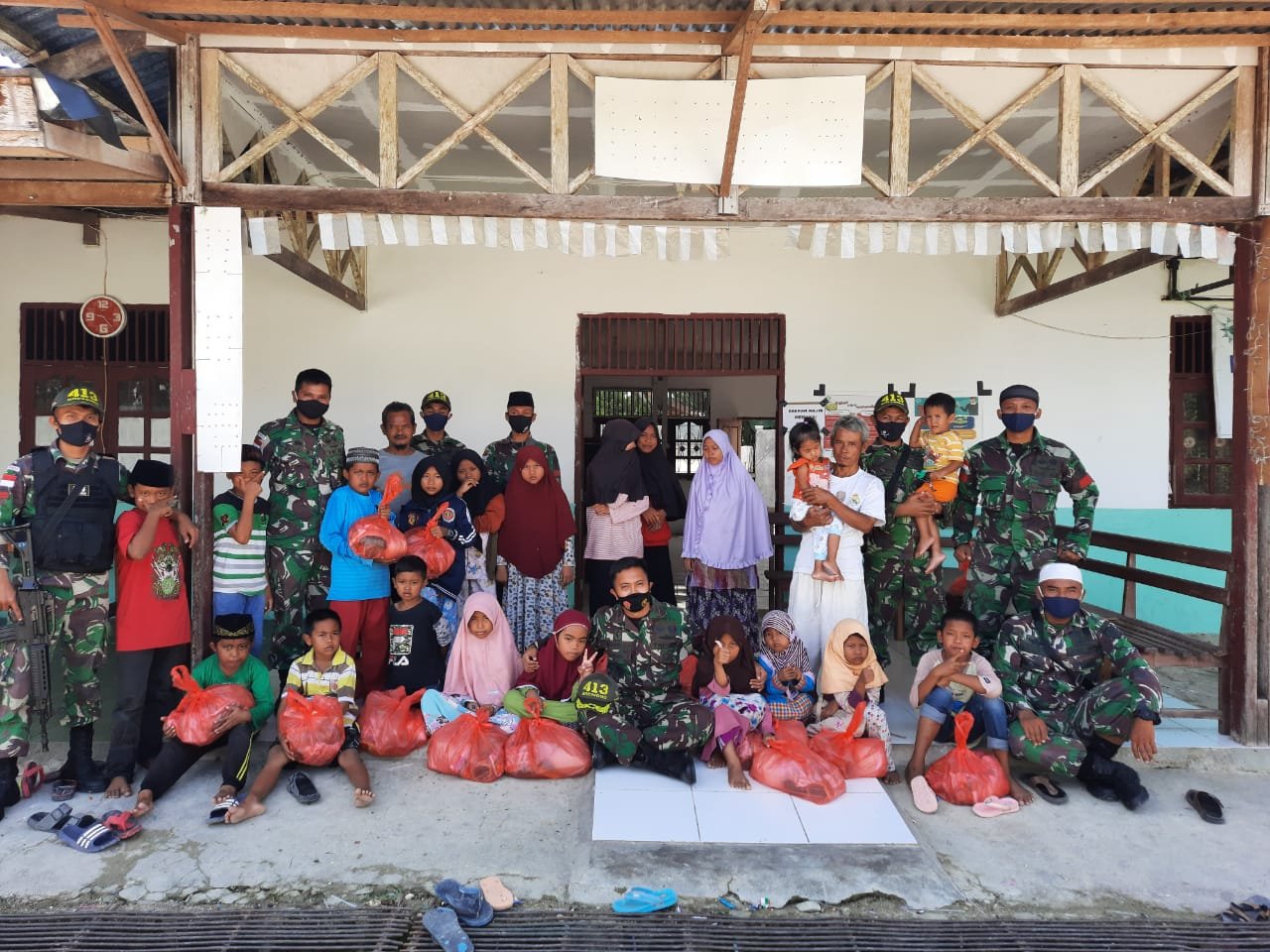 Yonif MR 413 Kostrad Bagikan Kebahagiaan kepada Anak Panti di Arso