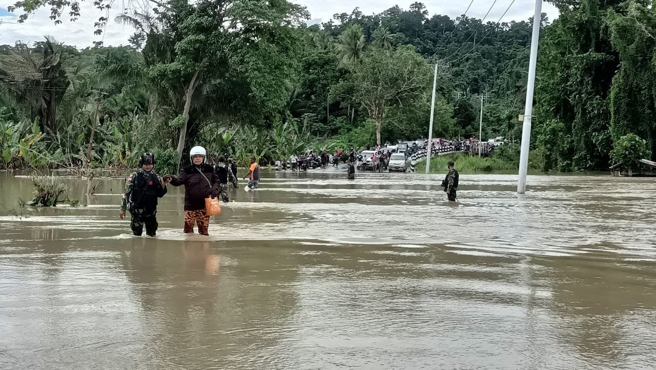 TNI Bantu Warga Kampung Arso Papua yang Terdampak Banjir