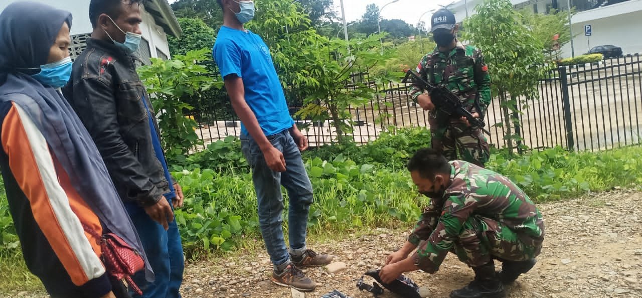 Yonif 642/Kapuas Amankan Tiga Pelintas Batas Ilegal di Perbatasan