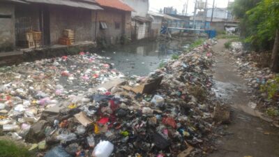 Sampah dan Bangunan Liar di Teluk Naga Diduga Dibiarkan oleh Pihak Terkait