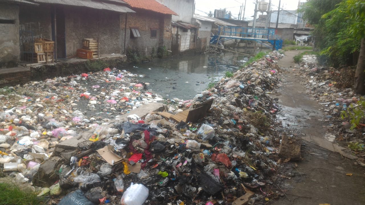 Sampah dan Bangunan Liar di Teluk Naga Diduga Dibiarkan oleh Pihak Terkait