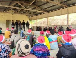 Yonif 143/TWEJ Sambut Kembang Warga Kiwirok Pasca Pengungsian