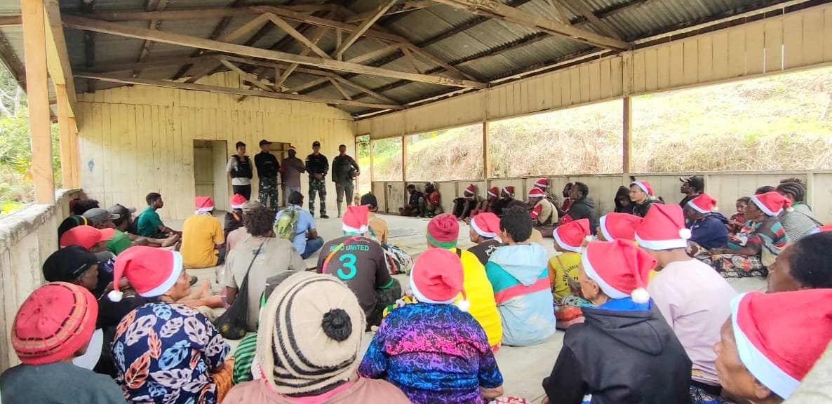 Yonif 143/TWEJ Sambut Kembang Warga Kiwirok Pasca Pengungsian